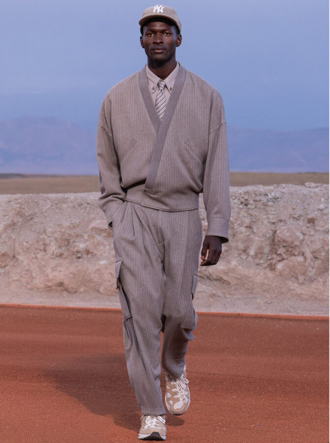 El pantalón cargo en lana con punto natté aporta la parte más funcional de la sastrería de «Dreams of the Dune».