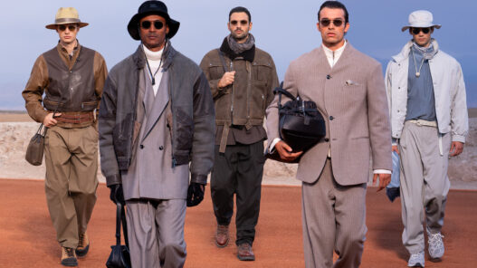 Cinco modelos desfilan en el desierto de Marrakech con la colección Giorgio Armani & Kith Otoño/Invierno 2026 Dreams of the Dune