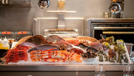 Barra con pescados y mariscos del restaurante Estimar de Madrid.