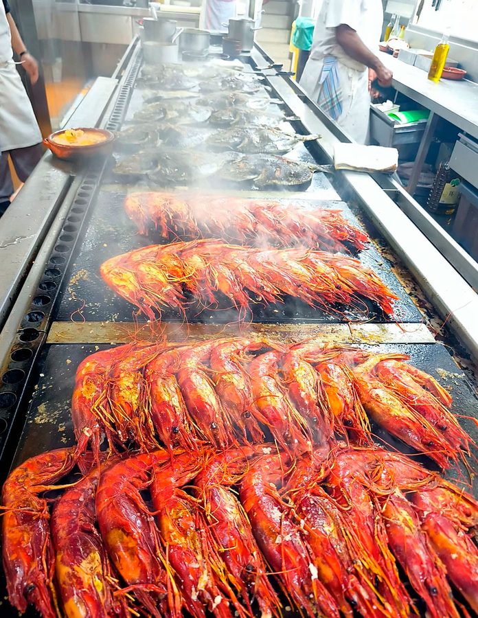 Plancha con cigalas del restaurante La Trainera en Madrid