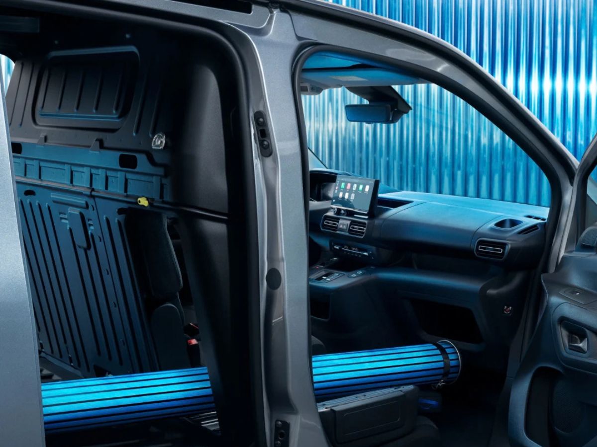 Foto de la Peugeot E-Partner con las puertas abiertas