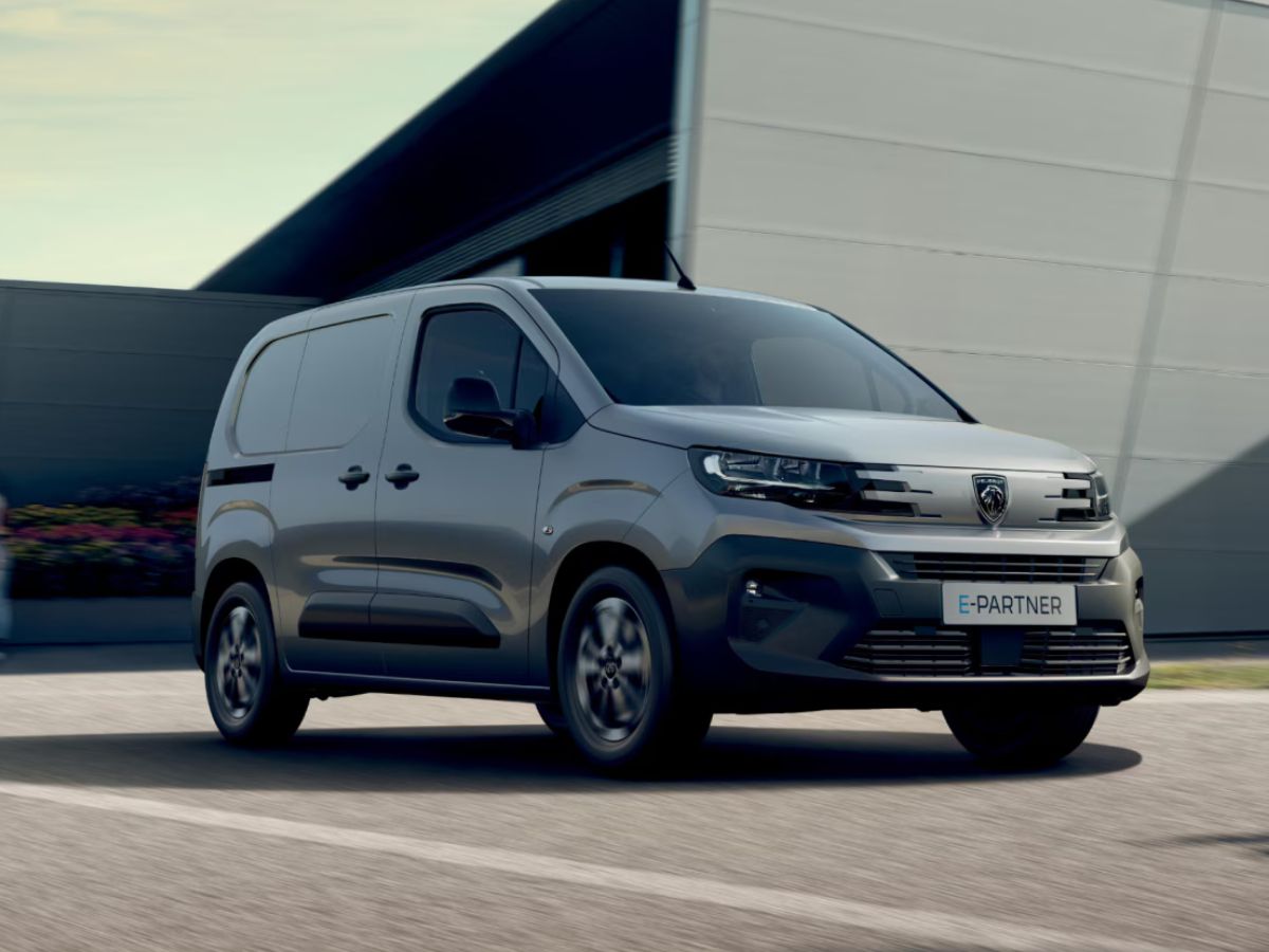 Imagen de la Peugeot E-Partner en carretera