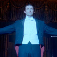 El truco final vuelve a los cines el 29 de enero de 2027: Nolan la reestrena en IMAX por primera vez y en 70 mm Hugh Jackman como el mago Robert Angier con los brazos abiertos sobre el escenario en The Prestige, imagen del teaser del reestreno de 2027