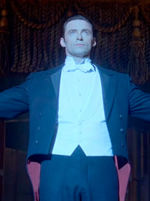 Hugh Jackman como el mago Robert Angier con los brazos abiertos sobre el escenario en The Prestige, imagen del teaser del reestreno de 2027