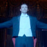 Hugh Jackman como el mago Robert Angier con los brazos abiertos sobre el escenario en The Prestige, imagen del teaser del reestreno de 2027