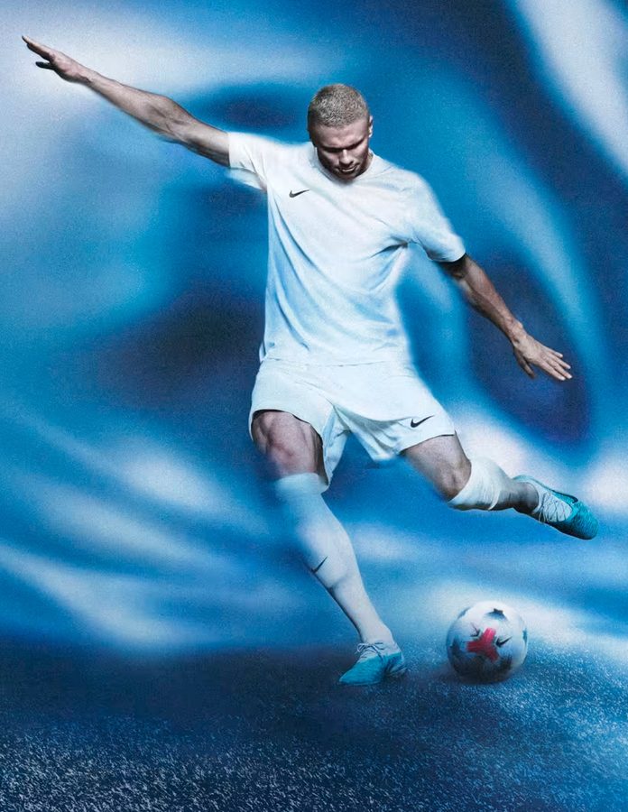 Erling Haaland jugando al futbol con zapatillas Nike Phantom 6 Low Elite