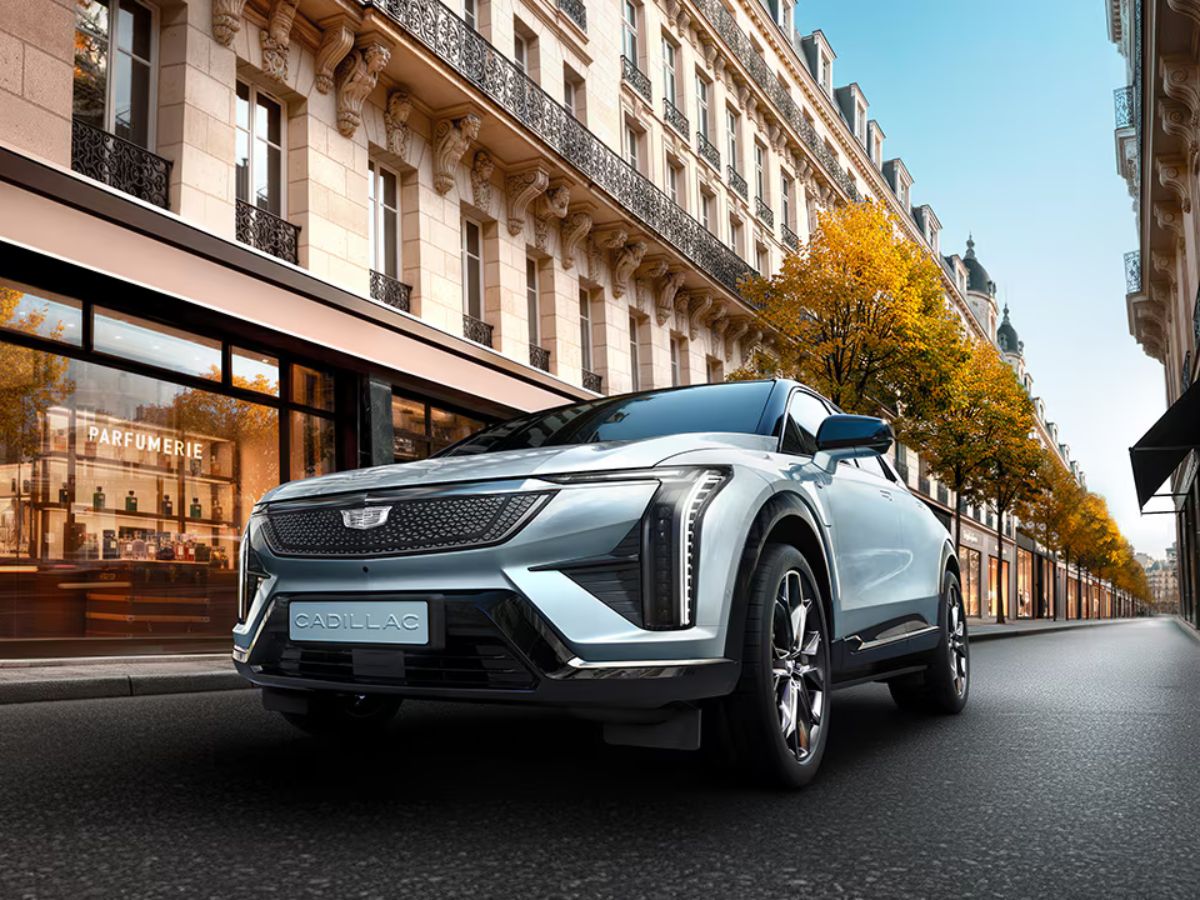 Imagen del Cadillac OPTIQ Studio Edition en una calle de París