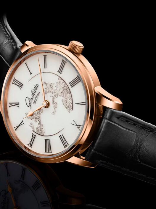 Reloj Glashütte Original x Meissen Mystic Maison con caja de oro rojo de 40 mm, esfera de porcelana y correa negra de piel de aligátor