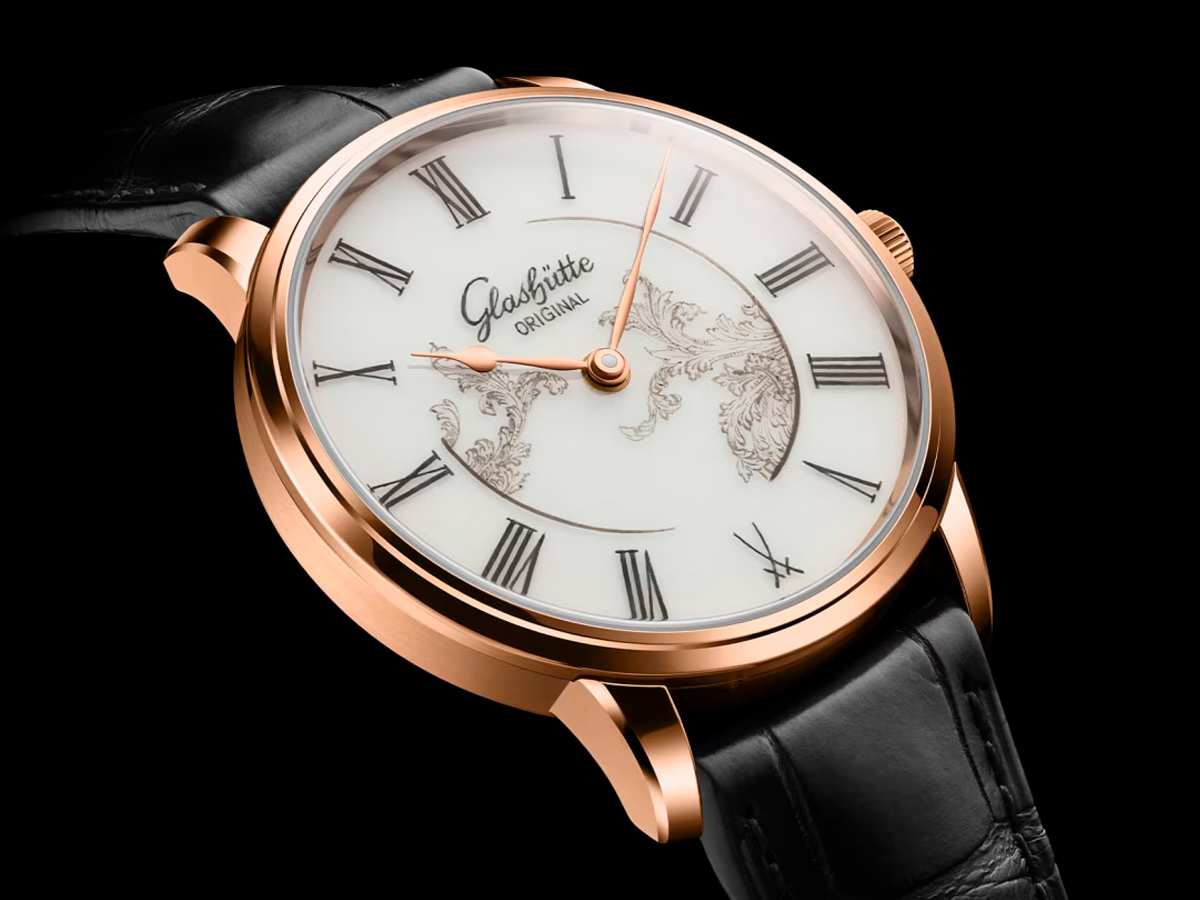 Glashütte Original Senator Meissen Mystic Maison con caja de oro rojo y esfera de porcelana blanca pintada a mano con motivos ornamentales grises.
