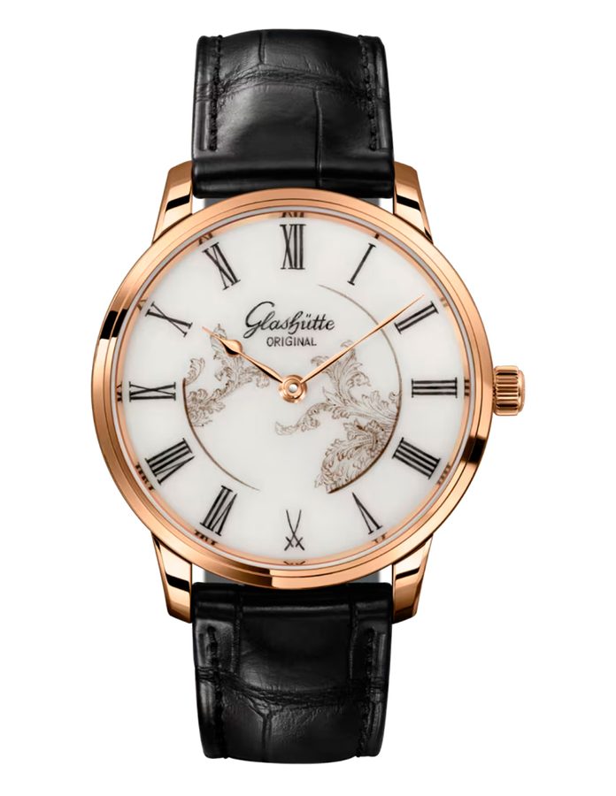 Vista frontal del Glashütte Original Senator Meissen Mystic Maison con esfera blanca de porcelana, números romanos y caja de oro rojo.