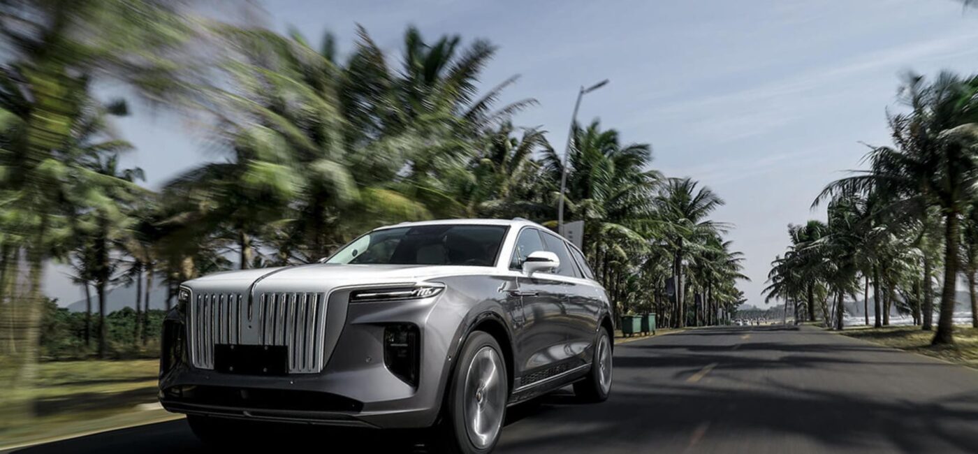 Imagen del Hongqi E-HS9 en una carretera costera