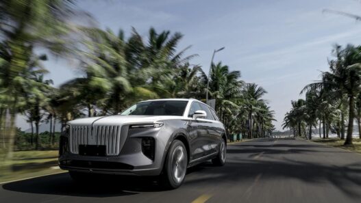 Imagen del Hongqi E-HS9 en una carretera costera