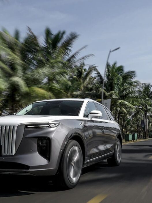 Imagen del Hongqi E-HS9 en una carretera costera