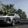 Imagen del Hongqi E-HS9 en una carretera costera