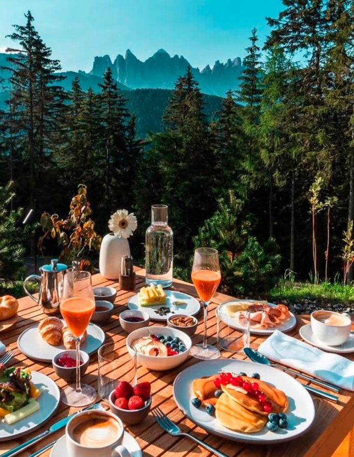 Desayuno en terraza del Hotel FORESTIS Dolomitas