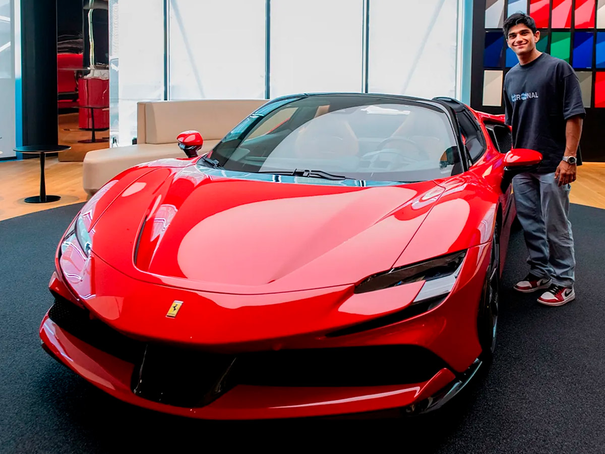 Jorge Martín posa con un Ferrari SF90 Stradale, un híbrido de 1.000 CV.
