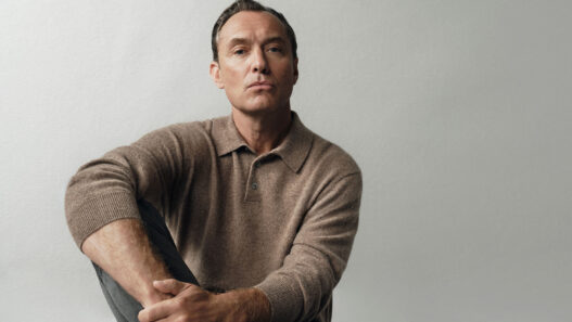Jude Law con polo marron claro campaña Emidio Tucci El Corte Inglés otoño 2026