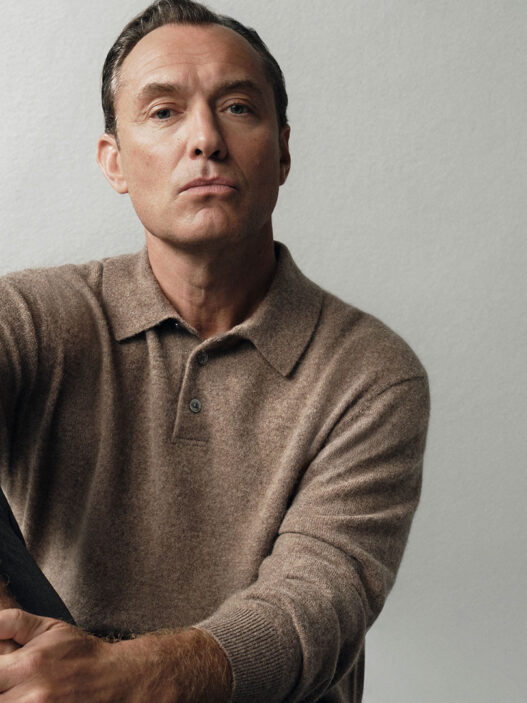 Jude Law con polo marron claro campaña Emidio Tucci El Corte Inglés otoño 2026