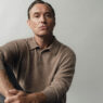 Jude Law con polo marron claro campaña Emidio Tucci El Corte Inglés otoño 2026
