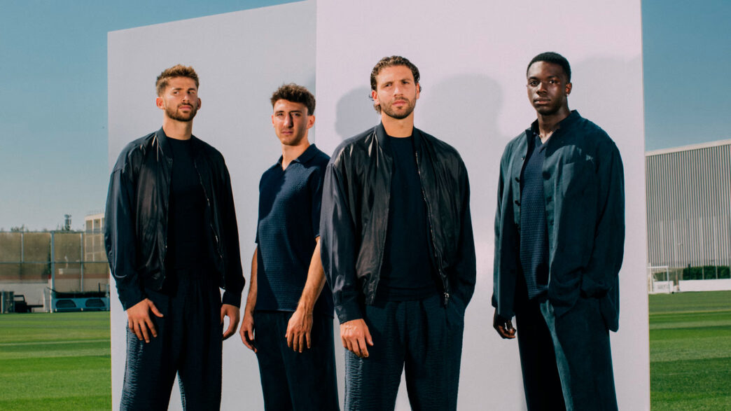 Jugadores de la Juventus con el vestuario formal de Giorgio Armani para la temporada 2026-27