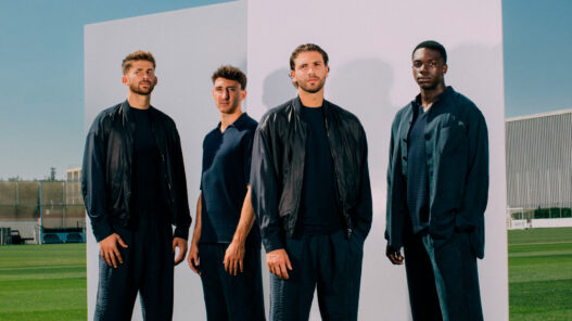 Jugadores de la Juventus con el vestuario formal de Giorgio Armani para la temporada 2026-27