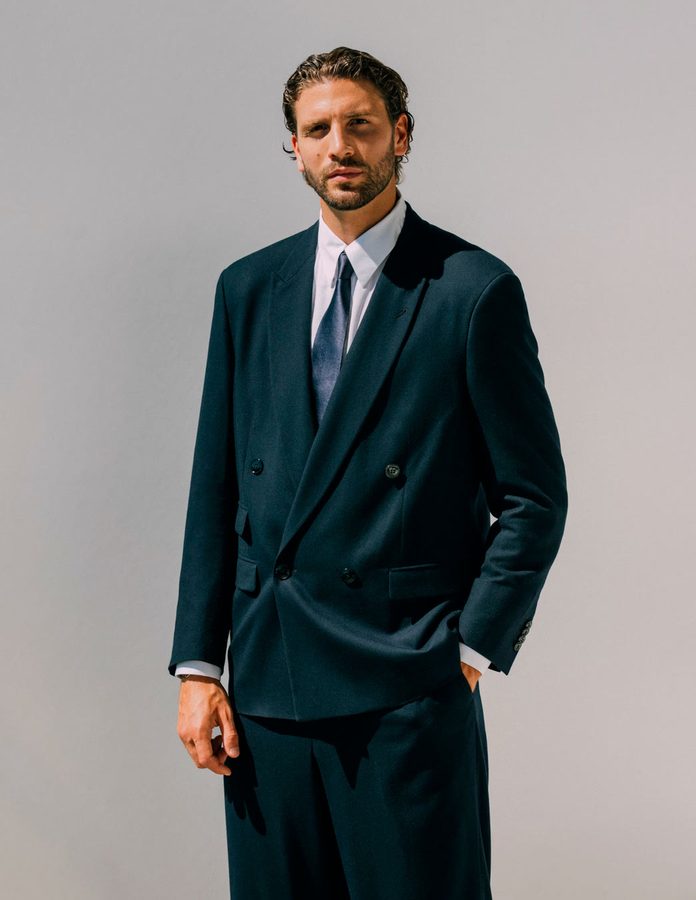 Jugador Juventus vestido traje Giorgio Armani