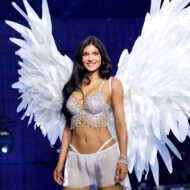 Victoria's Secret 2026: Kylie Jenner estrena el Fantasy Bra de 50 millones de dólares con 4.410 diamantes y 1.373 quilates Kylie Jenner desfilando con el Million dollar bra en el Victoria Secret 2026