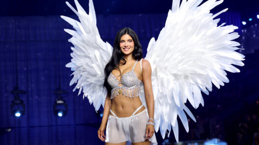 Kylie Jenner desfilando con el Million dollar bra en el Victoria Secret 2026