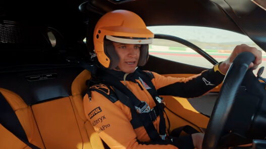 Lando Norris al volante McLaren W1