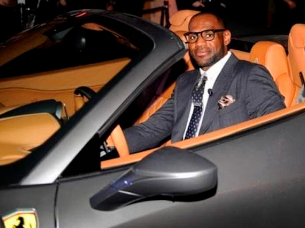 LeBron James al volante de su coche Ferrari 599