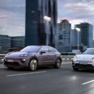 Los 5 coches de lujo con las mejores pantallas digitales de 2026 Imagen del Porsche Macan 4 y Macan Turbo Electric en movimiento