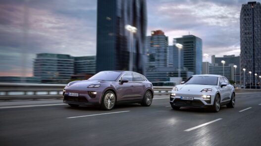 Imagen del Porsche Macan 4 y Macan Turbo Electric en movimiento