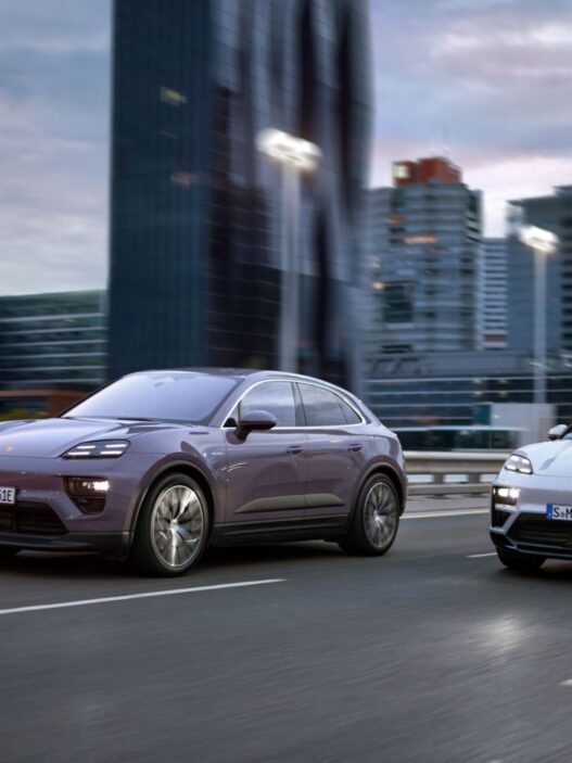 Imagen del Porsche Macan 4 y Macan Turbo Electric en movimiento
