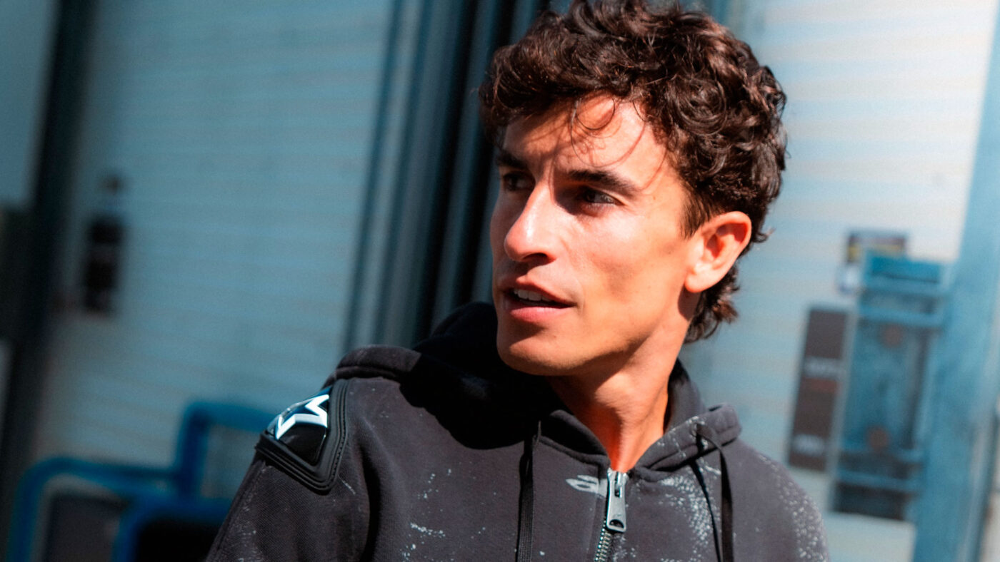 primer plano de Marc Márquez con sudadera gris