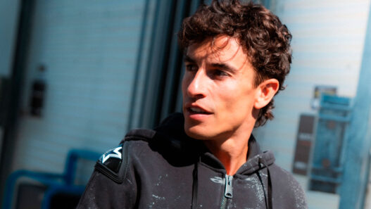 primer plano de Marc Márquez con sudadera gris