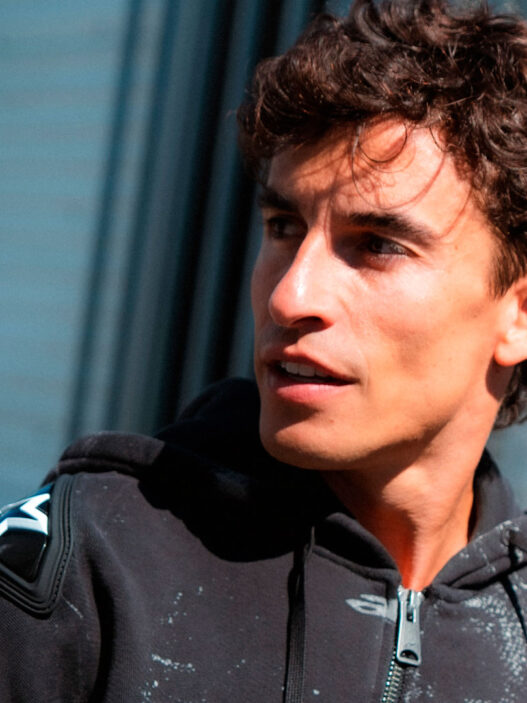 primer plano de Marc Márquez con sudadera gris
