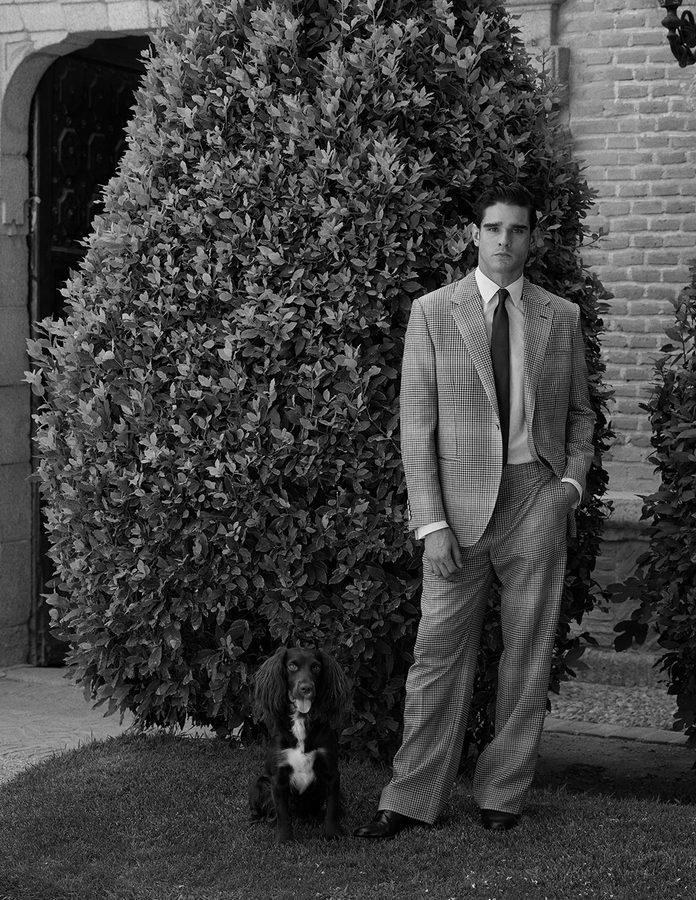 Marlon Teixeira vestido de Louis Vuitton sesión de fotos Rísbel Magazine otoño 2026