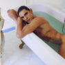 Marlon Teixeira en una bañera posando para la revista Rísbel Magazine