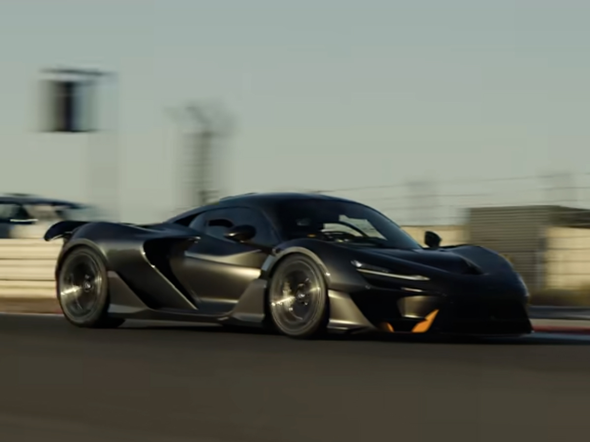 McLaren W1 negro en Portimao conducido por Lando Norris
