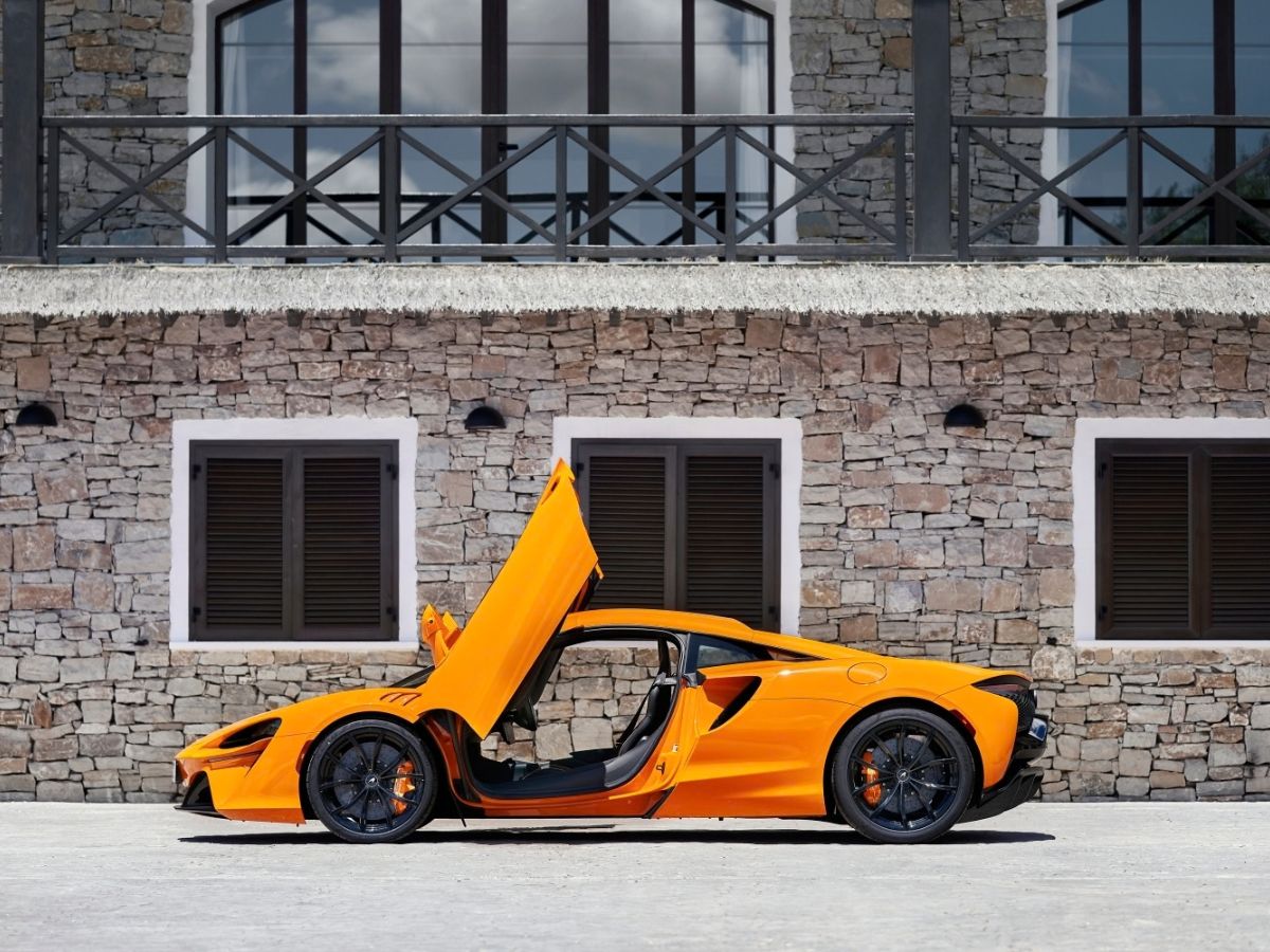 Imagen del McLaren Artura en color naranja con las puertas abiertas