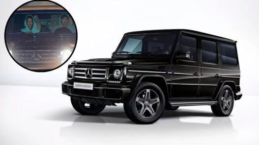 Mercedes-Benz Clase G actual en verde oscuro con paquete vintage MANUFAKTUR visto de tres cuartos delantero en estudio
