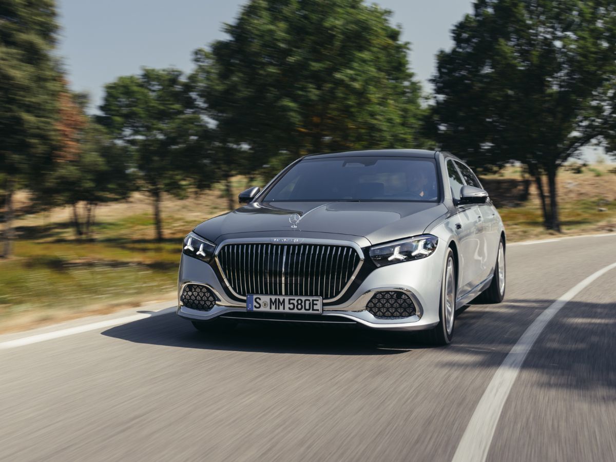 Foto del Mercedes-Maybach S 580e en color plata y gris selenita