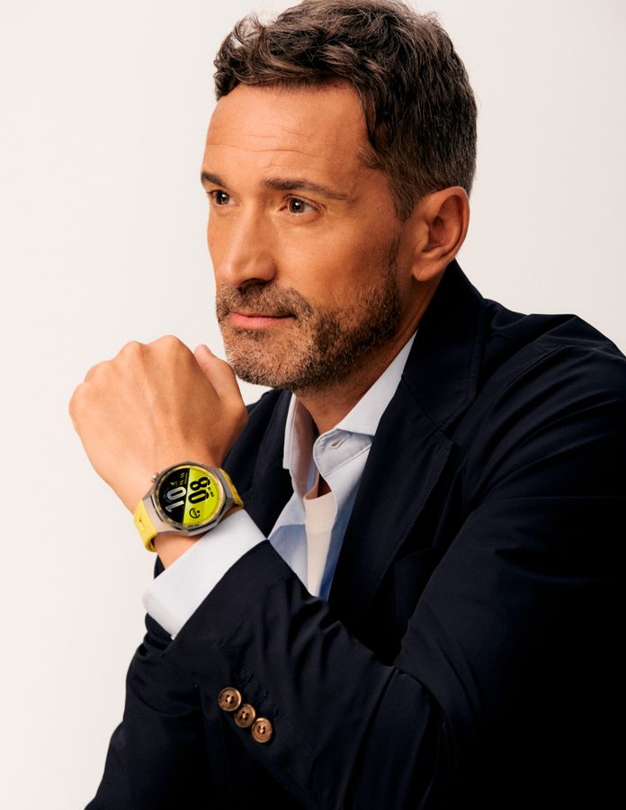 influencer Pablo Lucero con reloj Huawei en sesión de fotos para Rísbel Magazine