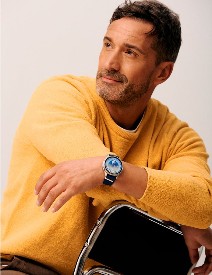 influencer Pablo Lucero con reloj Huawei en sesión de fotos para Rísbel Magazine