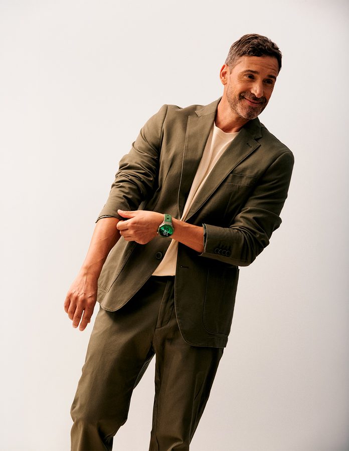 influencer Pablo Lucero con reloj Huawei en sesión de fotos para Rísbel Magazine