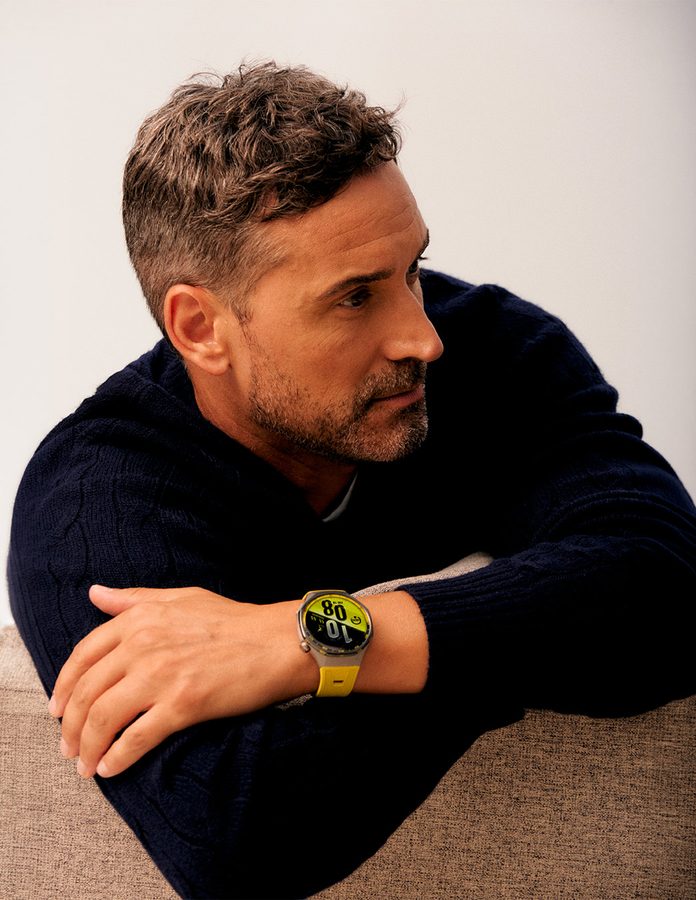 influencer Pablo Lucero con reloj Huawei en sesión de fotos para Rísbel Magazine