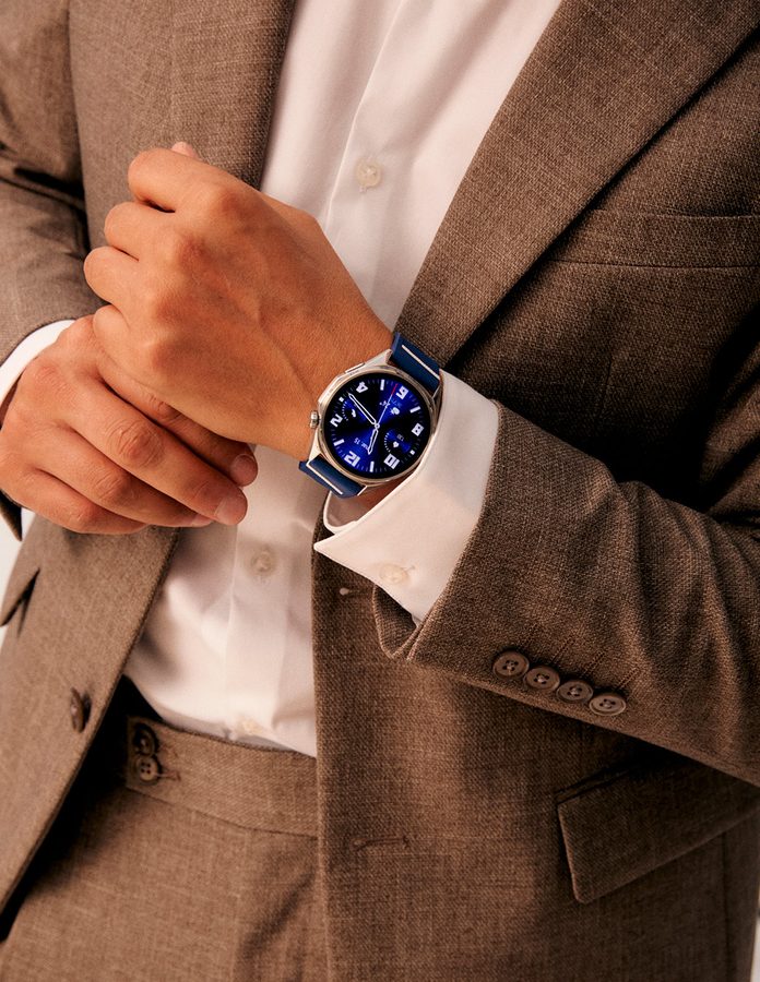 influencer Pablo Lucero con reloj Huawei en sesión de fotos para Rísbel Magazine