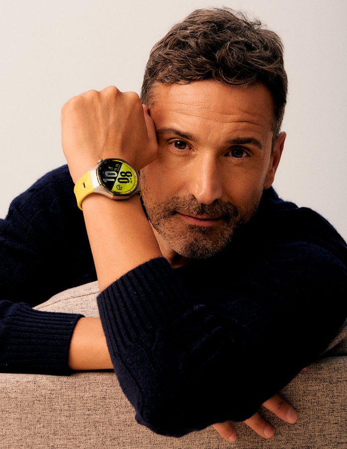 influencer Pablo Lucero con reloj Huawei en sesión de fotos para Rísbel Magazine