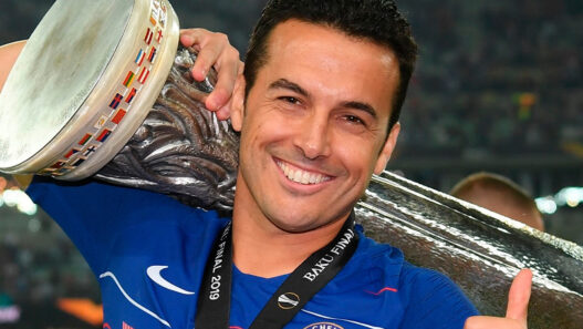 Futbolista Pedro Rodríguez con copa EuropaLeague