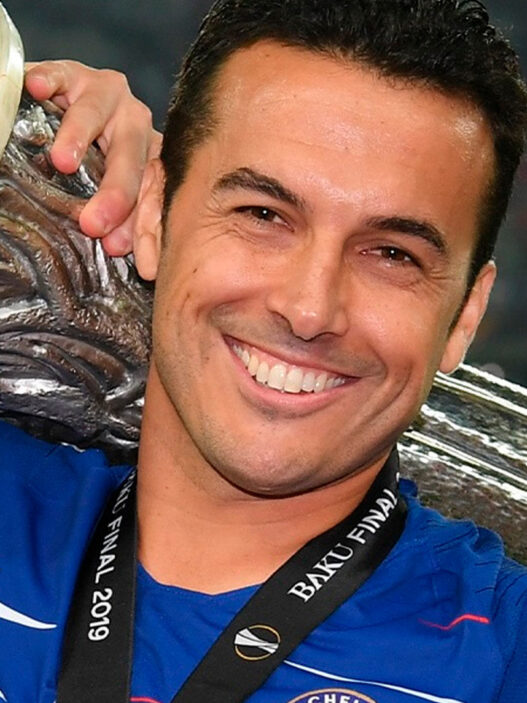 Futbolista Pedro Rodríguez con copa EuropaLeague